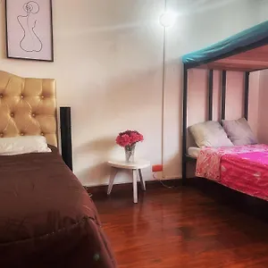 A 5 Minutos Del Aeropuerto El Dorado Habitación en casa particular